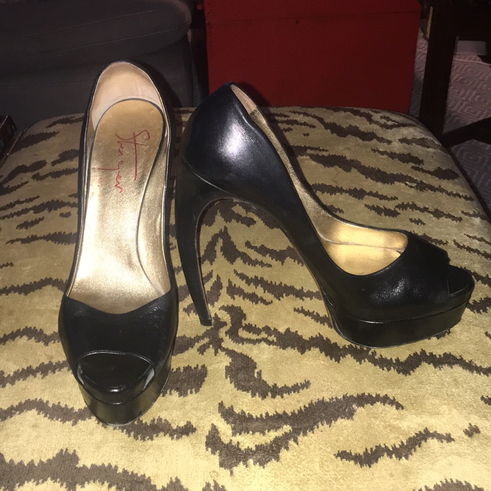 Super cool Walter Steiger curves heel shoes.